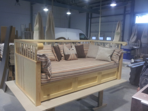 Manufacturing of a solid wood cot