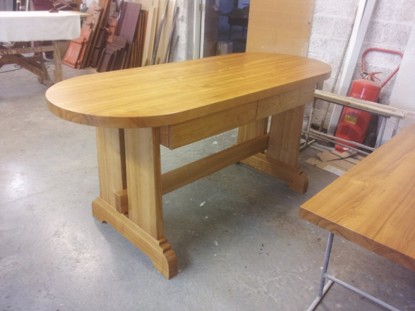 Изготовление лакированных столов из массива дерева
